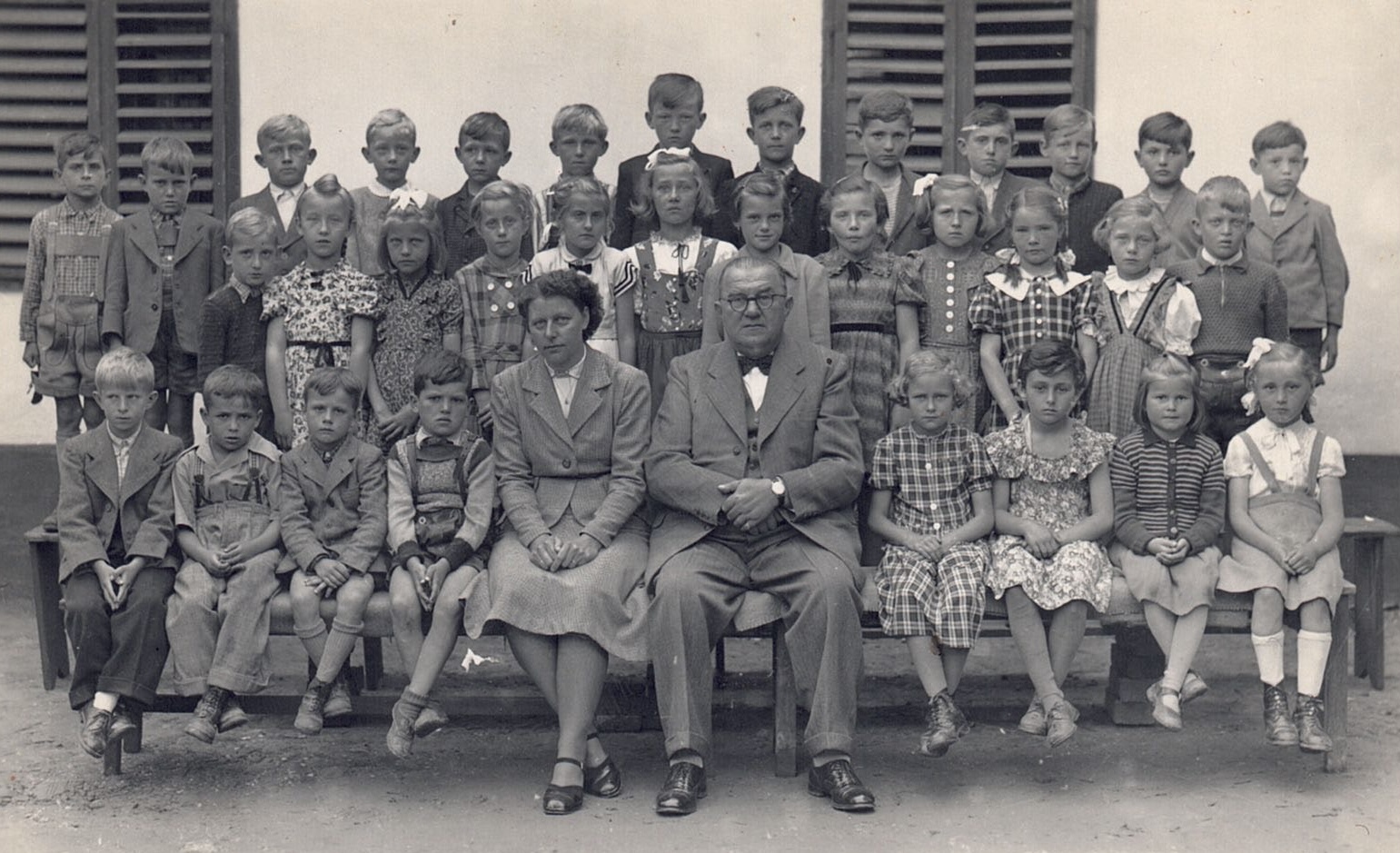 Eine Klasse Anfang der 1950er-Jahre mit Klassenlehrerin Elfriede Pathy und Schulleiter Adolf Unger