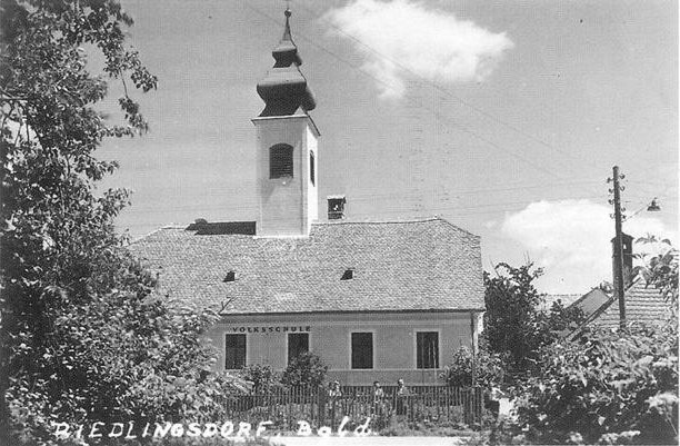 Das Schulgebäude mit dem namensgebenden Turm