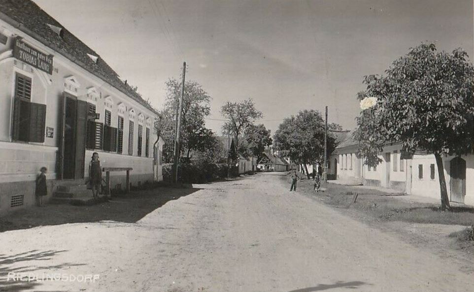 Die Häuser auf der rechten Seite der Straße gerieten 1954 in Brand