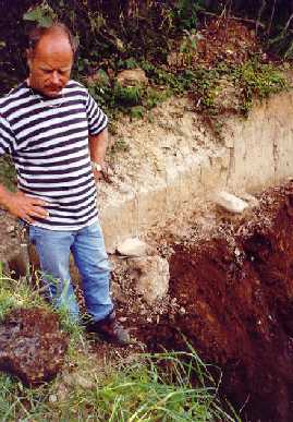 Gemeindepolier Edwin Nagel fand im 2002 die Schlackenüberreste keltischer Eisenverhüttung