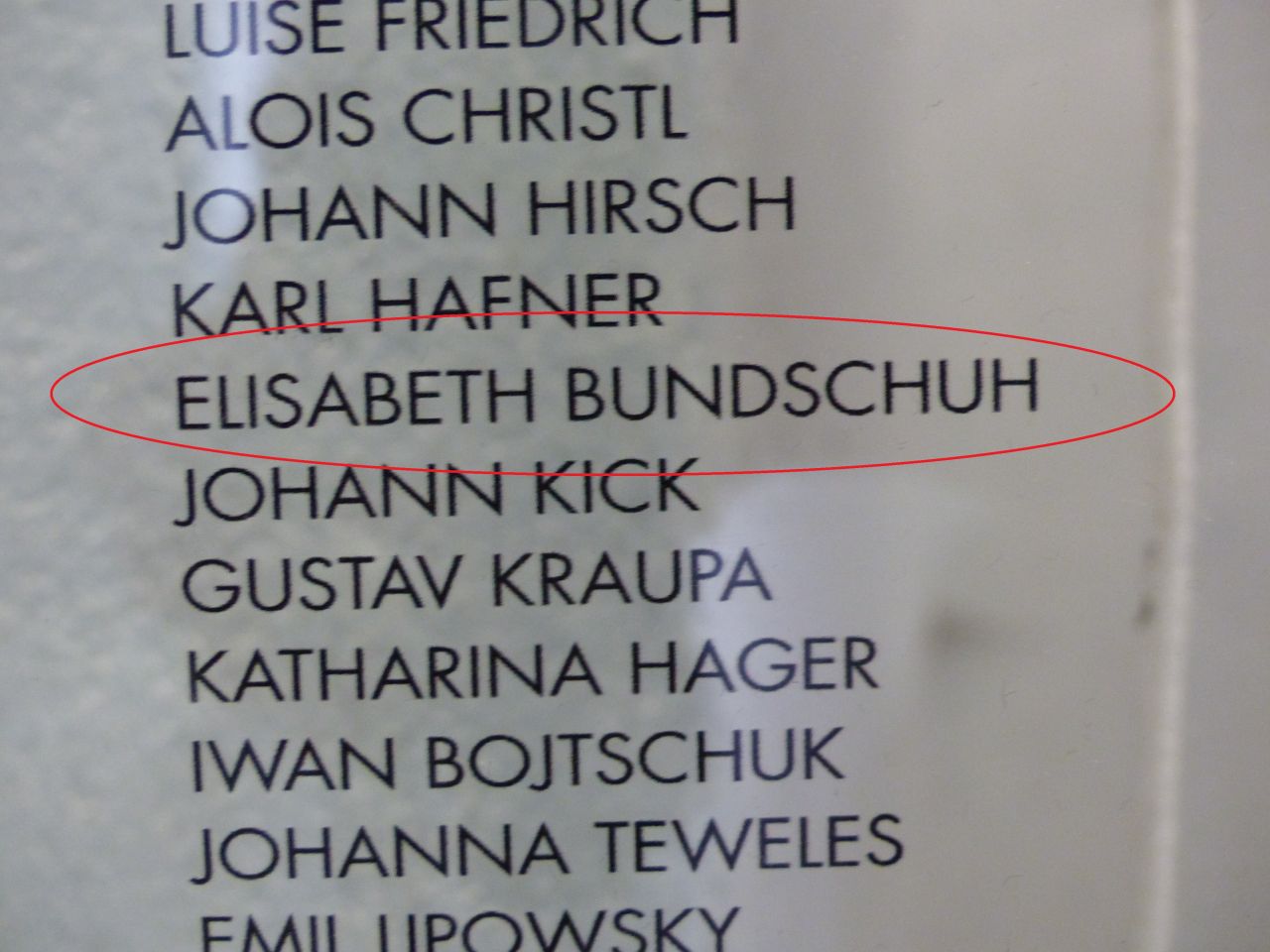 Der Name von Elisabeth Bundschuh auf einer der Gedenkplatten