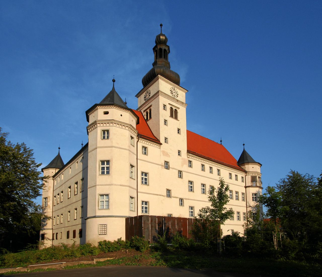 Schloss Hartheim mit einer Kunstinstallation, die an den Holzverschlag erinnern soll