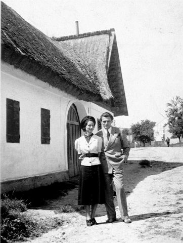 Gustav Rehberger und Betty Stoddard vor Rehbergers Elternhaus